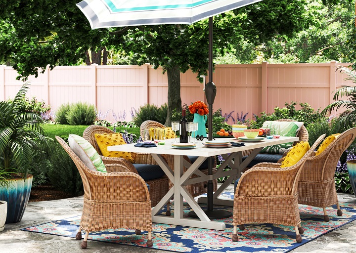 image of outdoor dinning space
