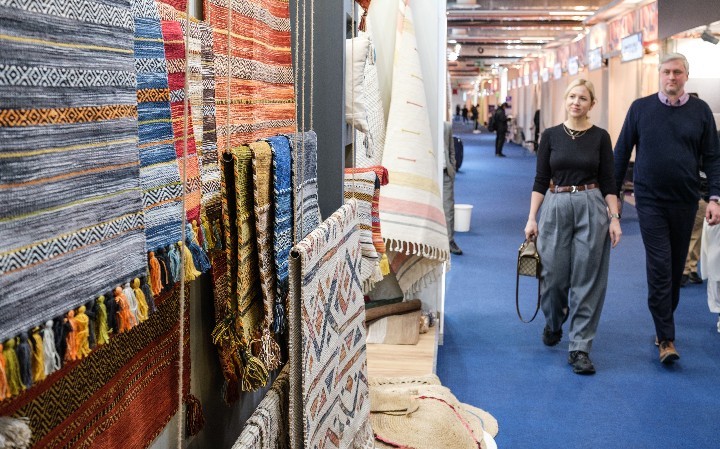 Image of buyers reviewing area rugs at Heimtextil