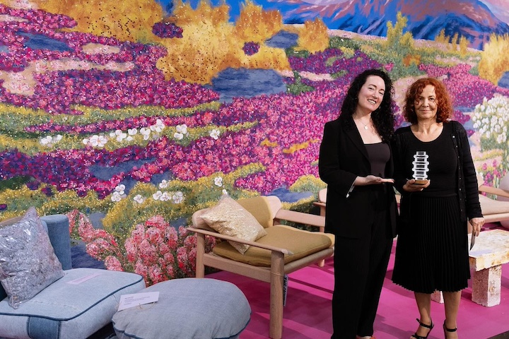 Lora Appleton presents the Best of Textile Design award to Liora Manne